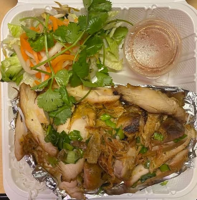 B9. Grilled Chicken- Bún Gà Nướng.